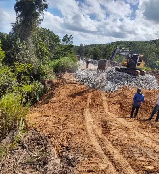 Cratera na BR-418 pode causar mortes, alerta morador de Juerana/Caravelas