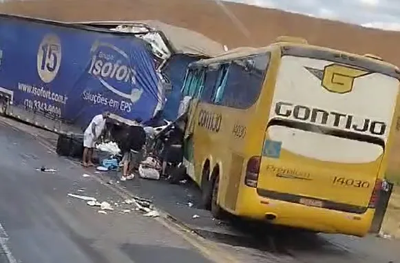 Vídeos - Colisão frontal na BR-116 entre ônibus e carreta deixa três vítimais fatais