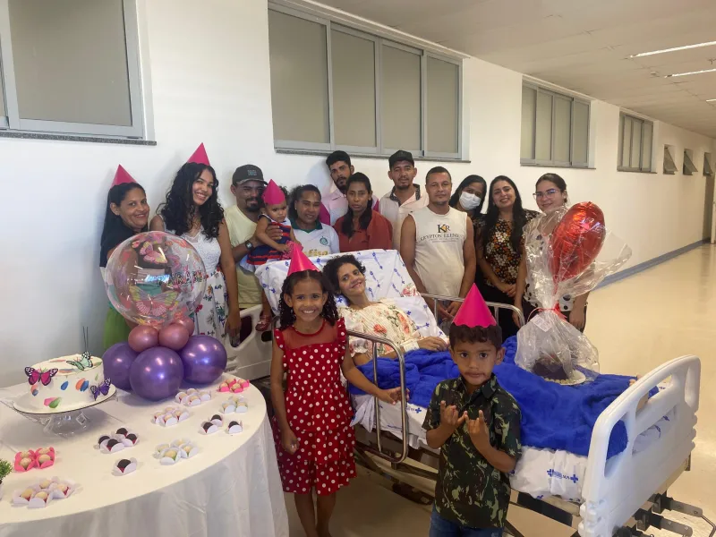 Comissão de Humanização do Hospital Estadual Costa das Baleias realiza festa de aniversário para paciente oncológico