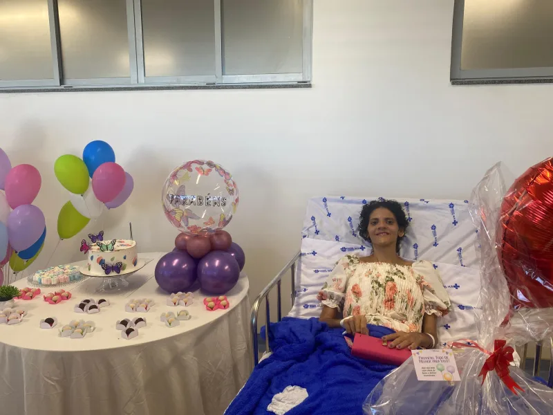 Comissão de Humanização do Hospital Estadual Costa das Baleias realiza festa de aniversário para paciente oncológico