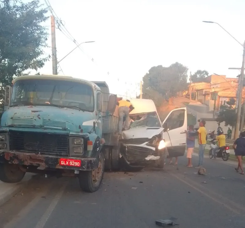 Acidente na BA-489 em Itamaraju deixa feridos e causa congestionamento