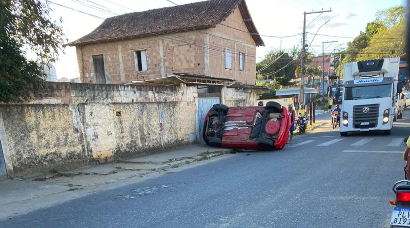 Acidente na Perimetral: carro capota próximo a posto de combustível em Itamaraju