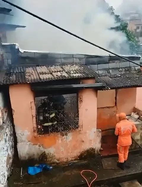 Vídeo - Dois irmãos de 8 e 3 anos morrem carbonizados após casa pegar fogo no sul da Bahia