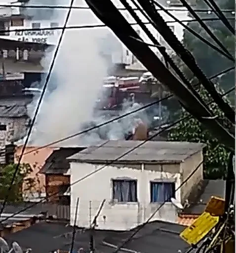 Vídeo - Dois irmãos de 8 e 3 anos morrem carbonizados após casa pegar fogo no sul da Bahia