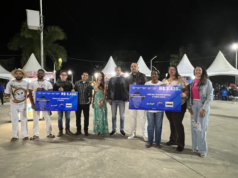 Integrantes da cultura de Lajedão aprovados na Lei Paulo Gustavo assinam contratos em noite de apresentação cultural