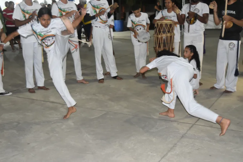 Integrantes da cultura de Lajedão aprovados na Lei Paulo Gustavo assinam contratos em noite de apresentação cultural