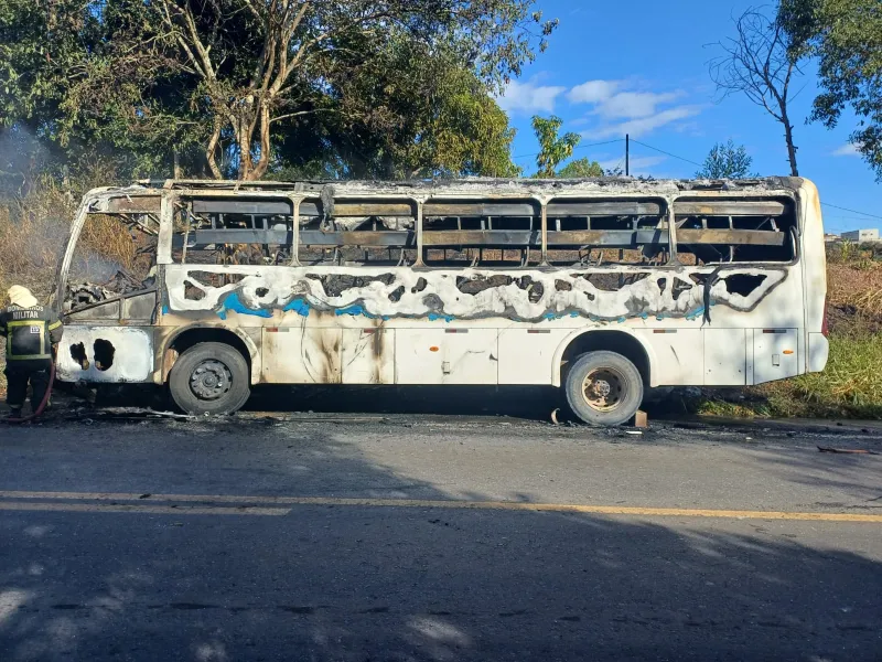 Ônibus  pega fogo na BR-101 em Teixeira de Freitas, ninguém ficou ferido