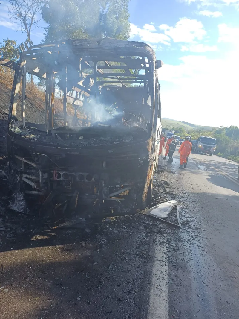 Ônibus  pega fogo na BR-101 em Teixeira de Freitas, ninguém ficou ferido