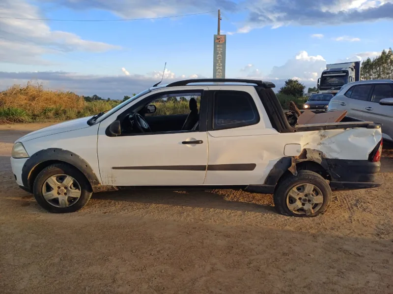 Casal fica gravemente ferido em acidente na BR-101 envolvendo uma picape Strada e uma moto 