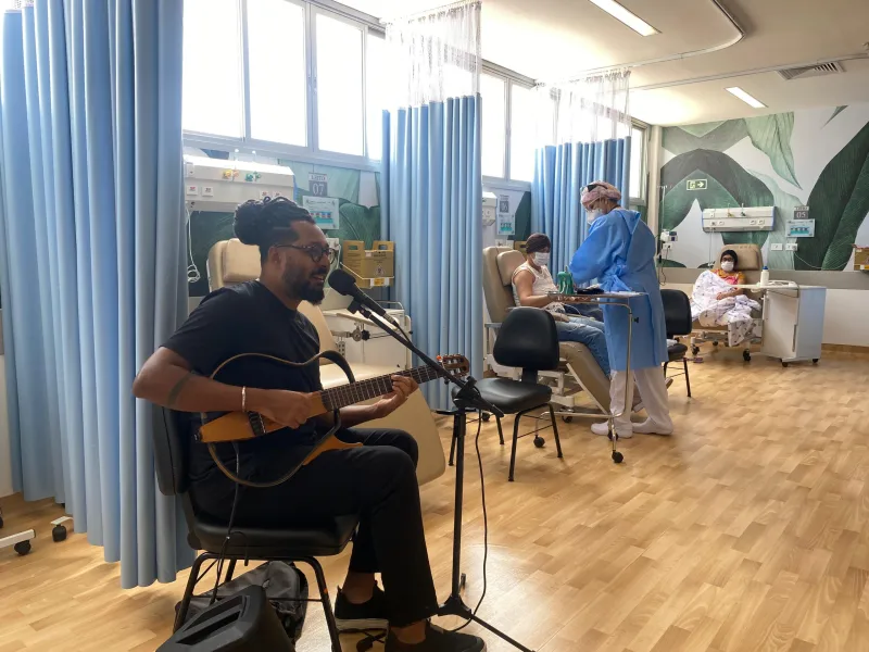 Musicoterapia beneficia pacientes oncológicos do Hospital Estadual Costa das Baleias