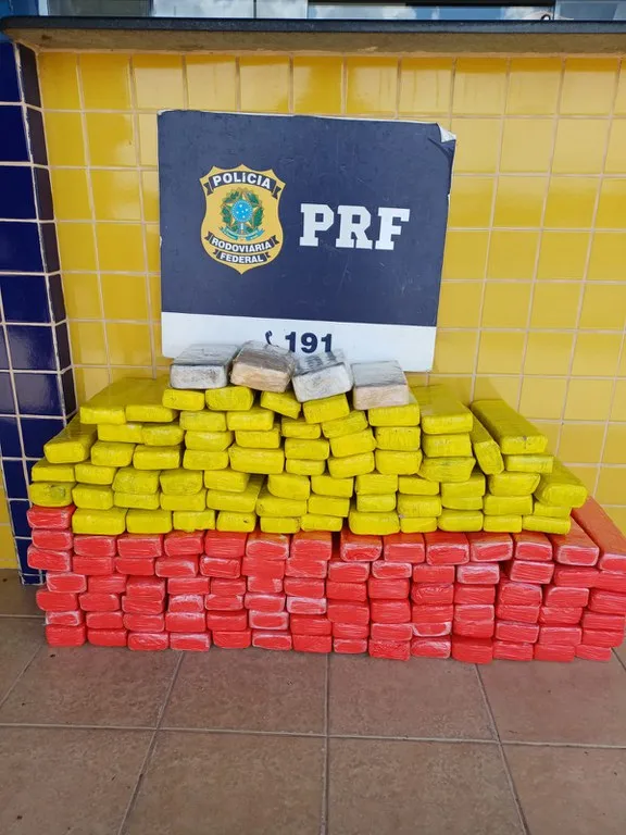 PRF apreende quase 100 Kg de drogas no bagageiro de um ônibus interestadual em Feira de Santana 