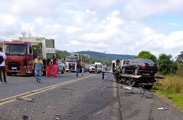 Duas pessoas morrem e três ficam feridas em colisão entre caminhonete e caminhão guincho na BA-263