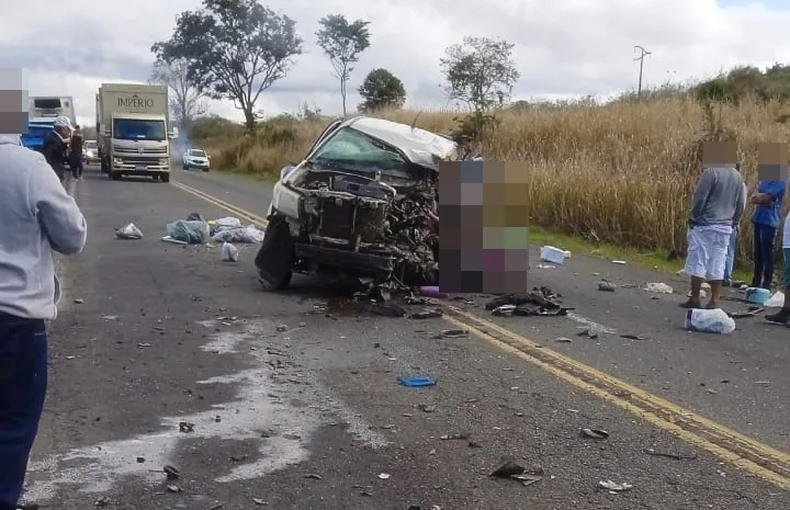 Duas pessoas morrem e três ficam feridas em colisão entre caminhonete e caminhão guincho na BA-263