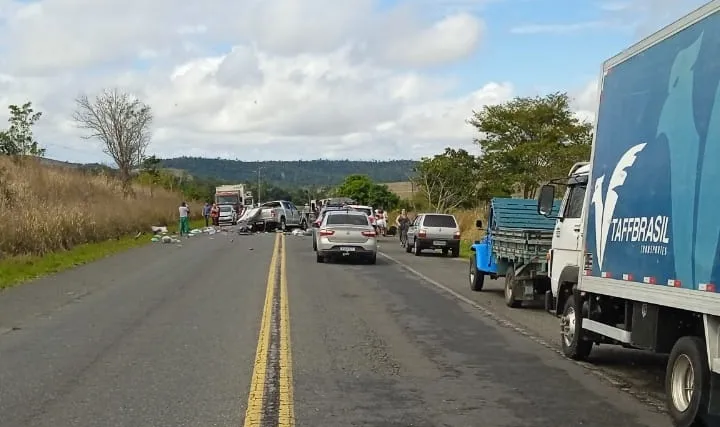 Duas pessoas morrem e três ficam feridas em colisão entre caminhonete e caminhão guincho na BA-263