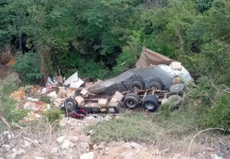 Tragédia na BA-148: Caminhão tomba e jovem de 17 anos morre presa às ferragens 