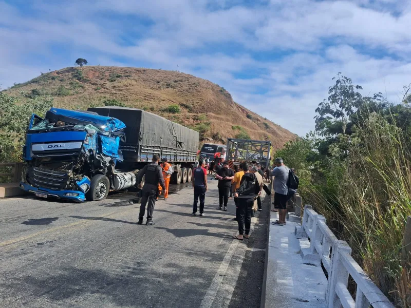 Vídeo - Ônibus da dupla César Menotti e Fabiano se envolve em acidente na BR-262 em Minas Gerais