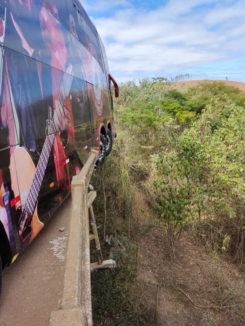 Vídeo - Ônibus da dupla César Menotti e Fabiano se envolve em acidente na BR-262 em Minas Gerais