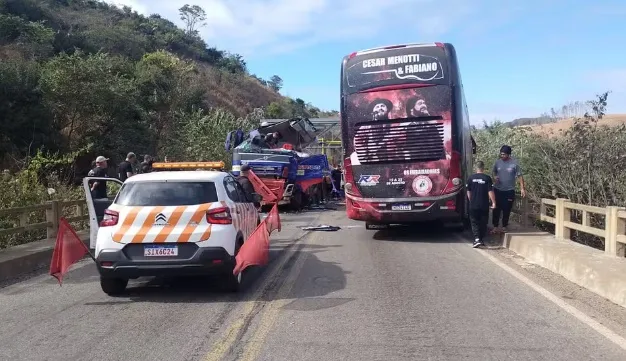 Vídeo - Ônibus da dupla César Menotti e Fabiano se envolve em acidente na BR-262 em Minas Gerais