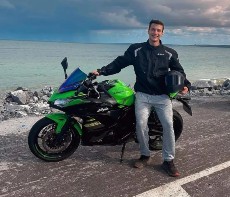 Motociclista de 21 anos morre após colidir de frente com caminhão na BR-101