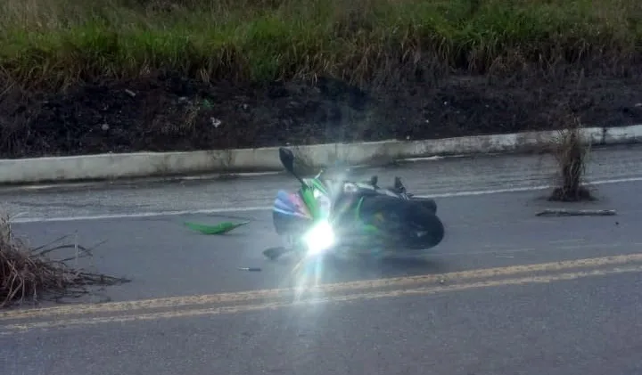 Motociclista de 21 anos morre após colidir de frente com caminhão na BR-101