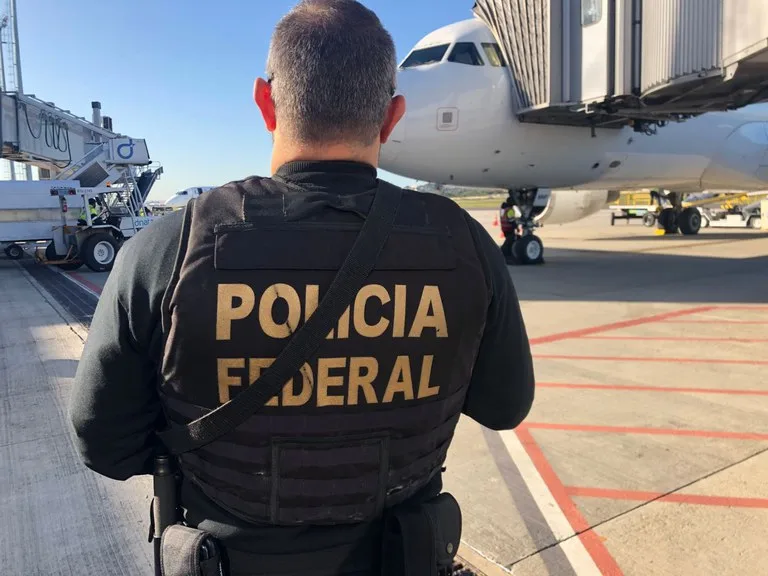 Passageiro é preso pela Polícia Federal após agredir esposa e ameaçar tripulação durante voo