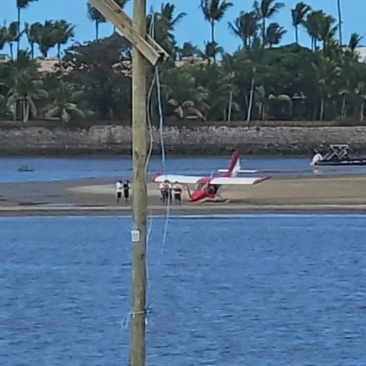 Avião de pequeno porte faz pouso forçado em Porto Seguro