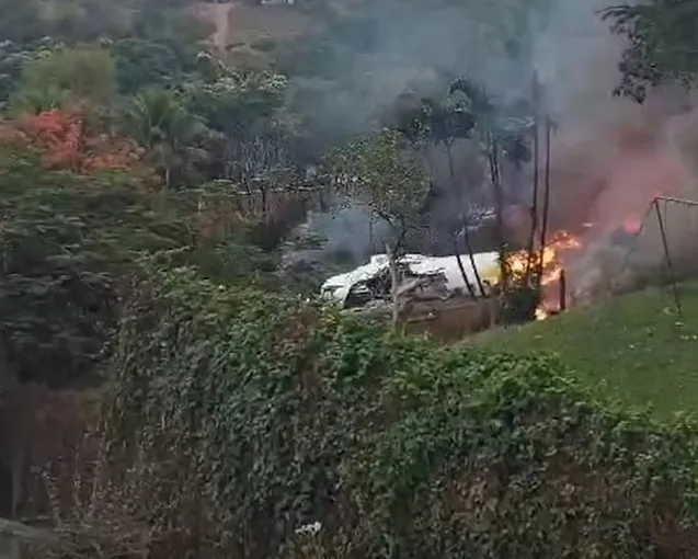 Avião com 62 pessoas a bordo cai em Vinhedo, no interior de SP; Vídeos mostram queda