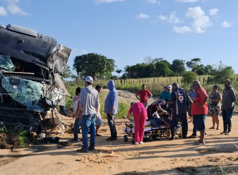 Vídeos - Acidente entre três carretas na BR-101 próximo a Posto da Mata deixa 1 motorista ferido