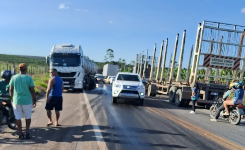 Vídeos - Acidente entre três carretas na BR-101 próximo a Posto da Mata deixa 1 motorista ferido