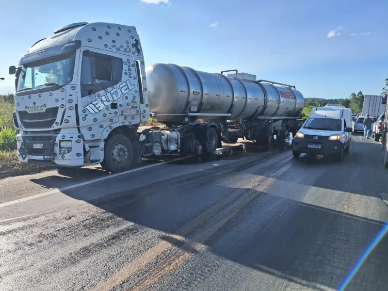 Vídeos - Acidente entre três carretas na BR-101 próximo a Posto da Mata deixa 1 motorista ferido