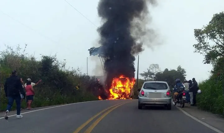 Dois morrem em colisão rrontal entre moto e ônibus escolar na BR-330, em Jitaúna