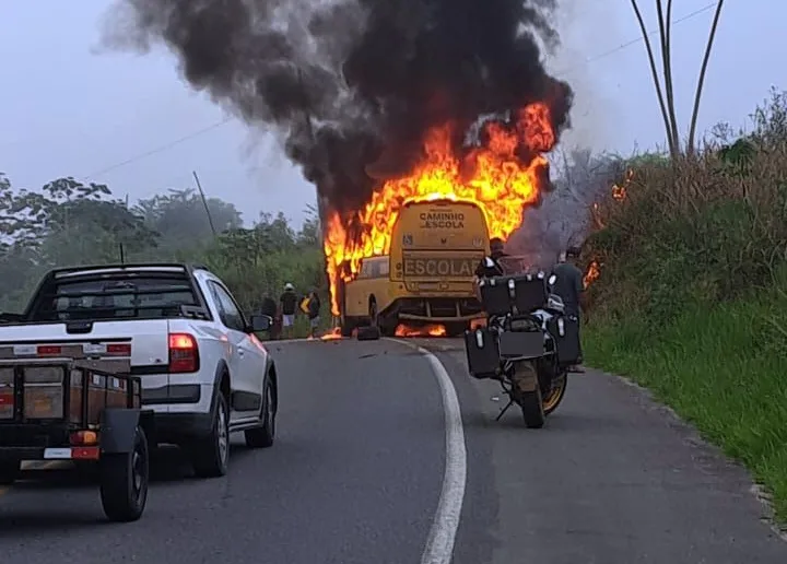 Dois morrem em colisão rrontal entre moto e ônibus escolar na BR-330, em Jitaúna