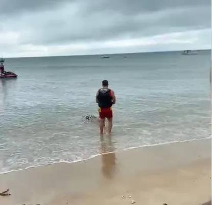 Corpo de um homem com âncora de barco presa ao pescoço é encontrado boiando no mar de Coroa Vermelha