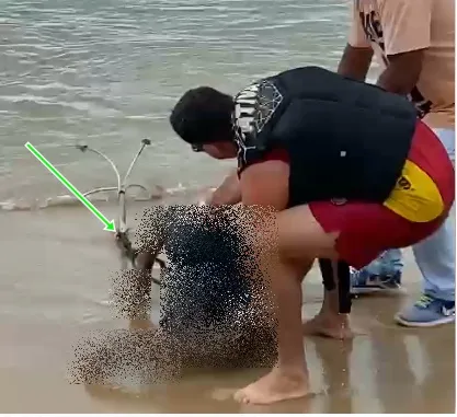 Corpo de um homem com âncora de barco presa ao pescoço é encontrado boiando no mar de Coroa Vermelha