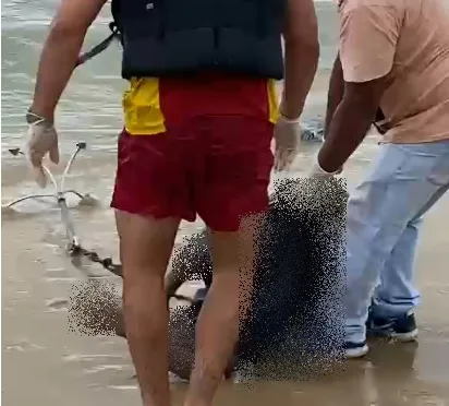 Corpo de um homem com âncora de barco presa ao pescoço é encontrado boiando no mar de Coroa Vermelha