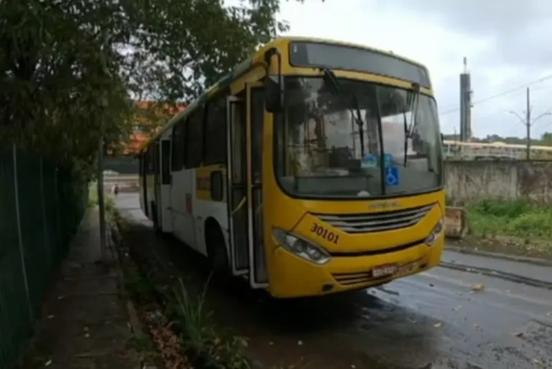 Assalto a ônibus termina com suspeito morto, comparsa preso e dois passageiros baleados em Salvador