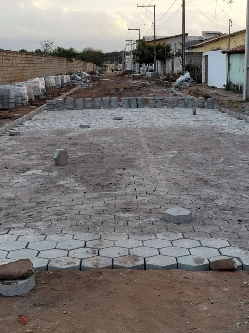 Calçamento do Bairro Alameda do Atlântico (Portelinha) em Prado avança e traz esperança de dias melhores para moradores