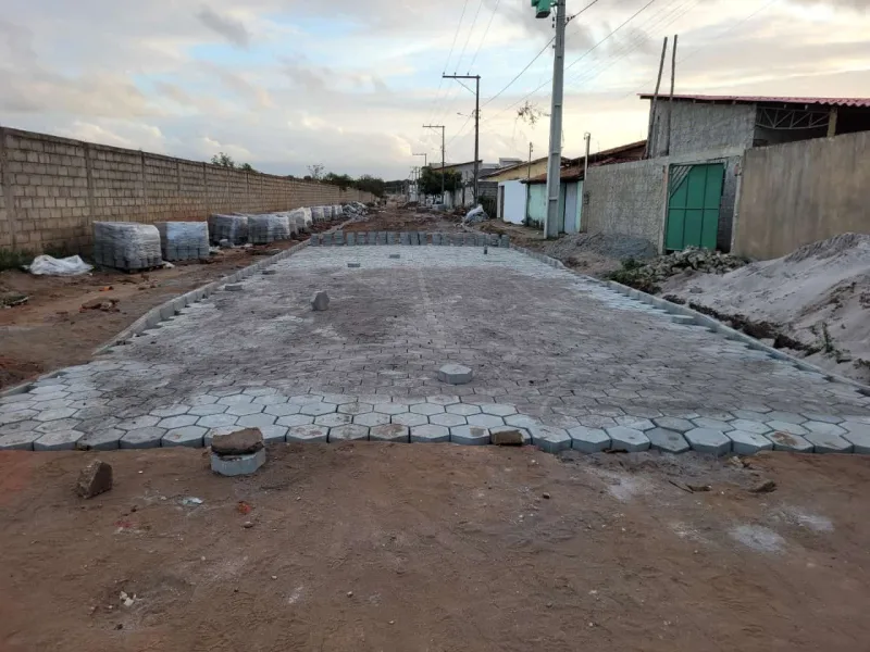 Calçamento do Bairro Alameda do Atlântico (Portelinha) em Prado avança e traz esperança de dias melhores para moradores