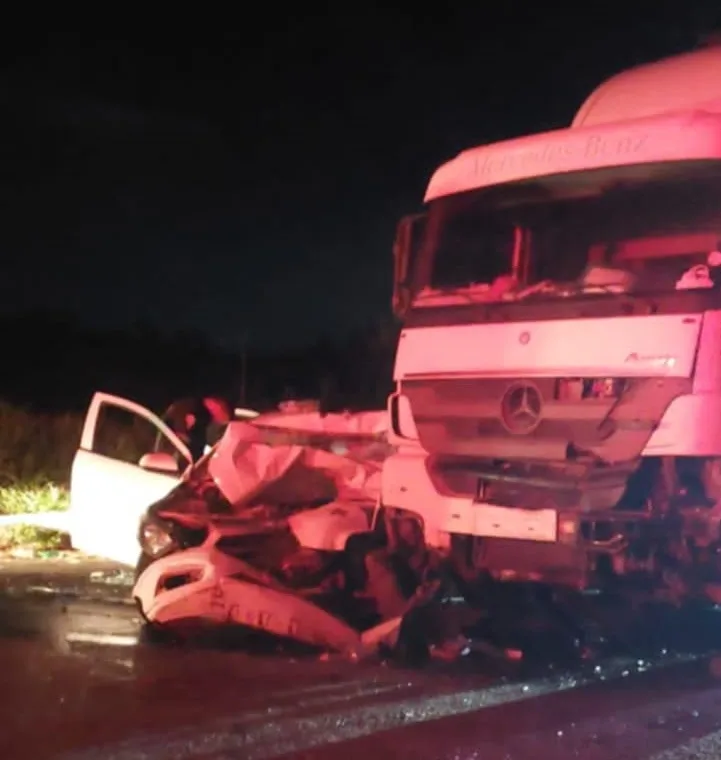 Vídeo - Colisão frontal na BR-101 em Itamaraju deixa uma pessoa morta e duas feridas