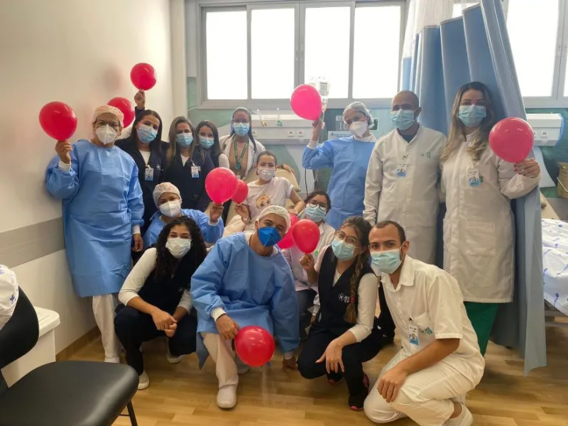 Paciente do HECB celebra última sessão de quimioterapia. Equipe comemora.