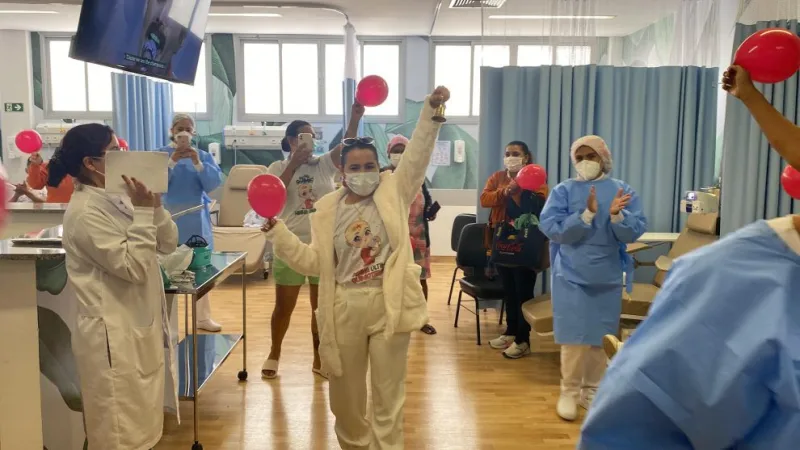 Paciente do HECB celebra última sessão de quimioterapia. Equipe comemora.