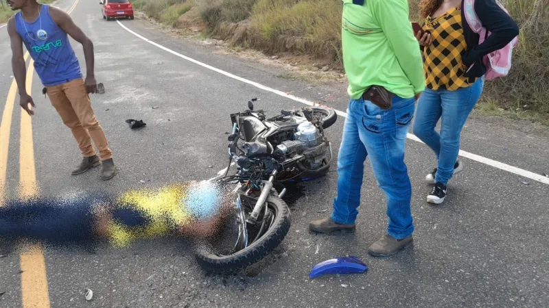 Colisão entre duas motos na BA-284 deixa um morto e um gravemente ferido em Jucuruçu