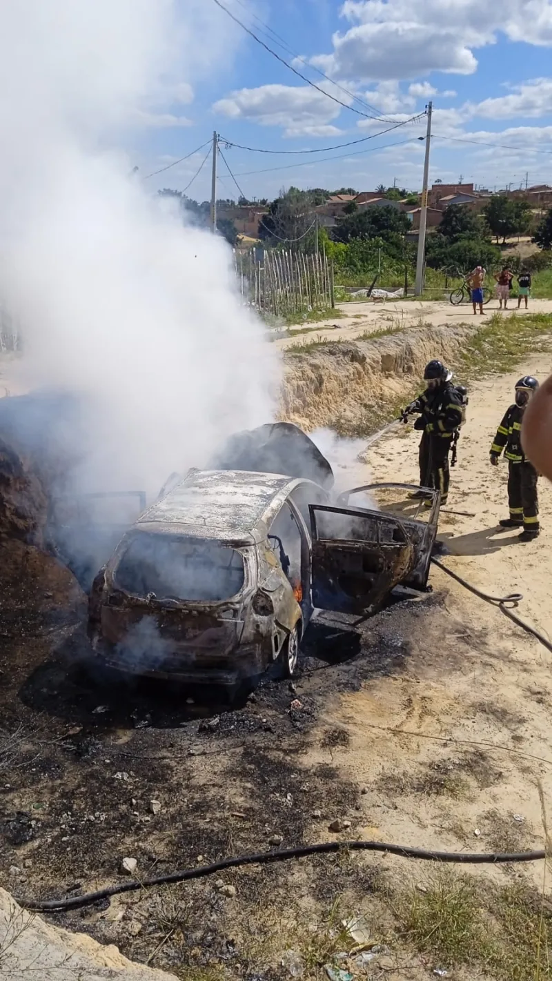 Vídeos - Perseguição policial em Teixeira de Freitas termina em capotamento e incêndio