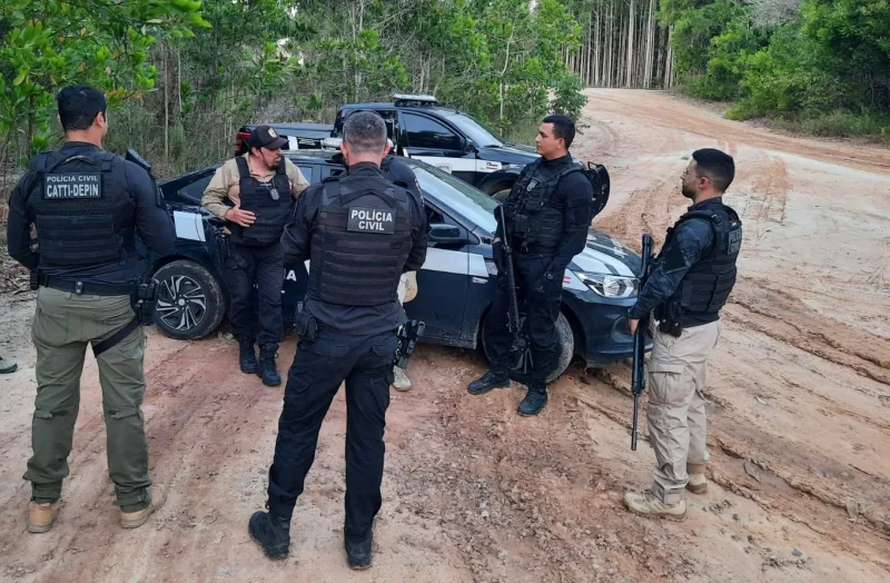 Caravelas. Polícia Civil prende três homens acusados de furto de madeira.