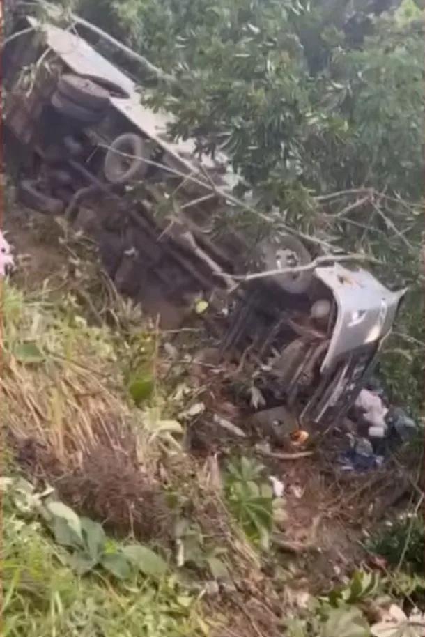 Quatro pessoas morrem e 10 ficam feridas após ônibus cair em ribanceira na Bahia