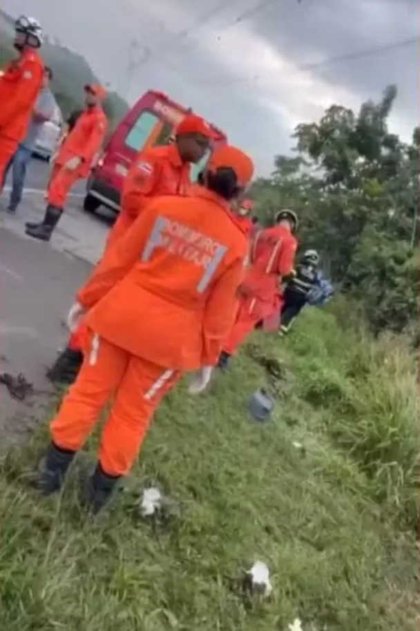 Quatro pessoas morrem e 10 ficam feridas após ônibus cair em ribanceira na Bahia