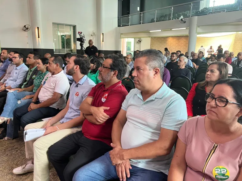 Associação de Pastores de Teixeira de Freitas recebe candidatos a prefeito; Marcelo Belitardo não comparece