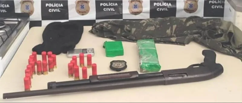 Polícia civil apreende drogas, armamento e munições no centro de Santa Cruz Cabrália