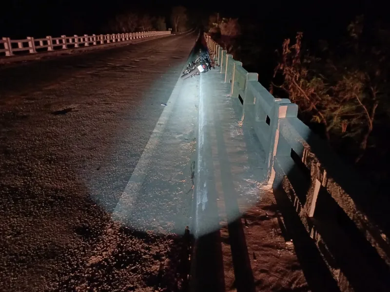 Acidente na bR 101 sobre a ponte do Rio Itanhem  em Teixeira de Freitas deixa motociclista gravemente ferido