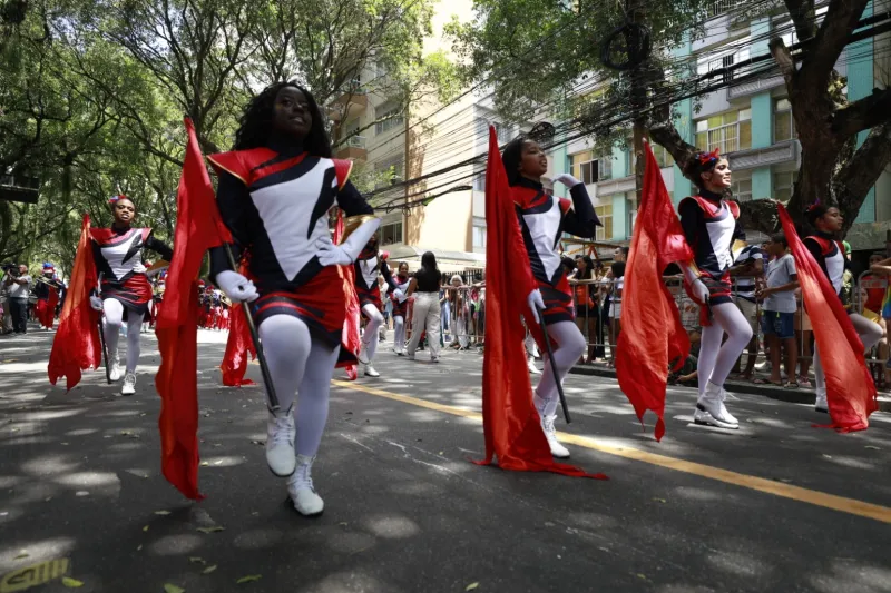 Desfile cívico de 7 de setembro é marcado por apresentação de fanfarras da rede estadual de ensino, policiais e bombeiros militares